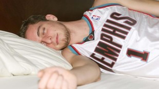 Pau Gasol, tumbado en la cama con una camiseta de los Grizzlies.