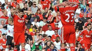 Jamie Carragher se lamenta junto a Steven Gerrard en un partido del...