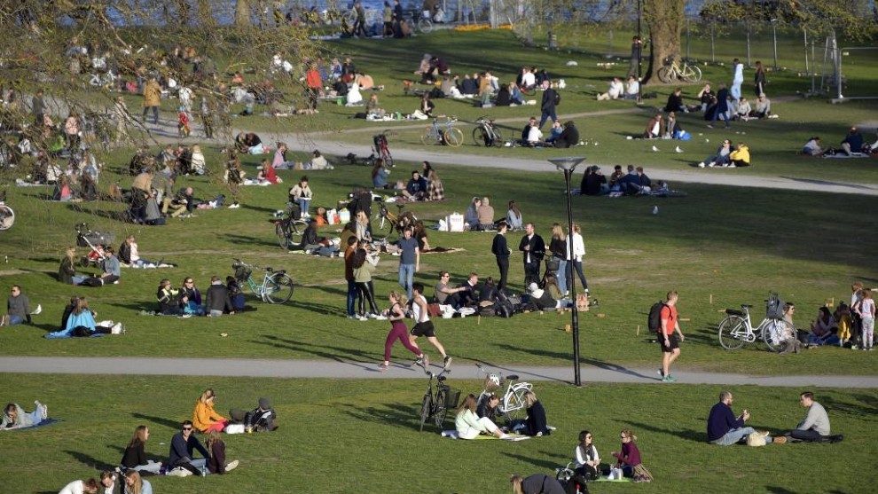 Varias personas disfrutan de una maana soleada en un parque de...