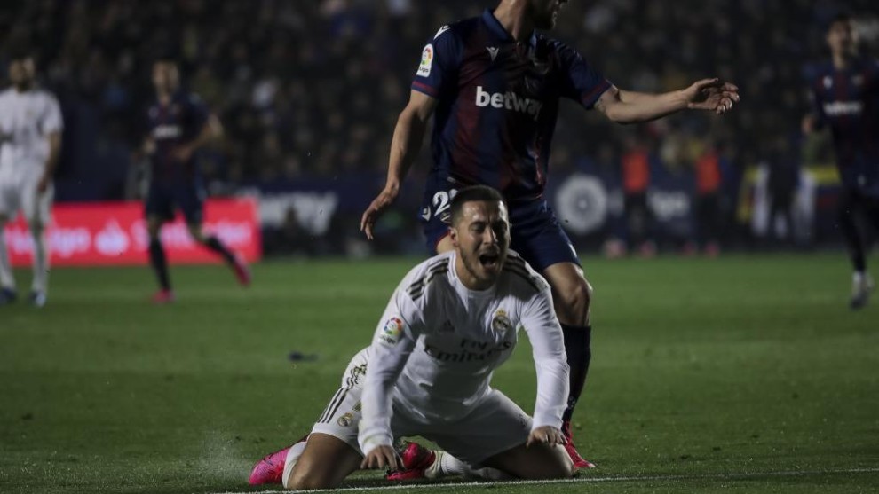 Hazard cae lesionado en el partido frente al Levante.
