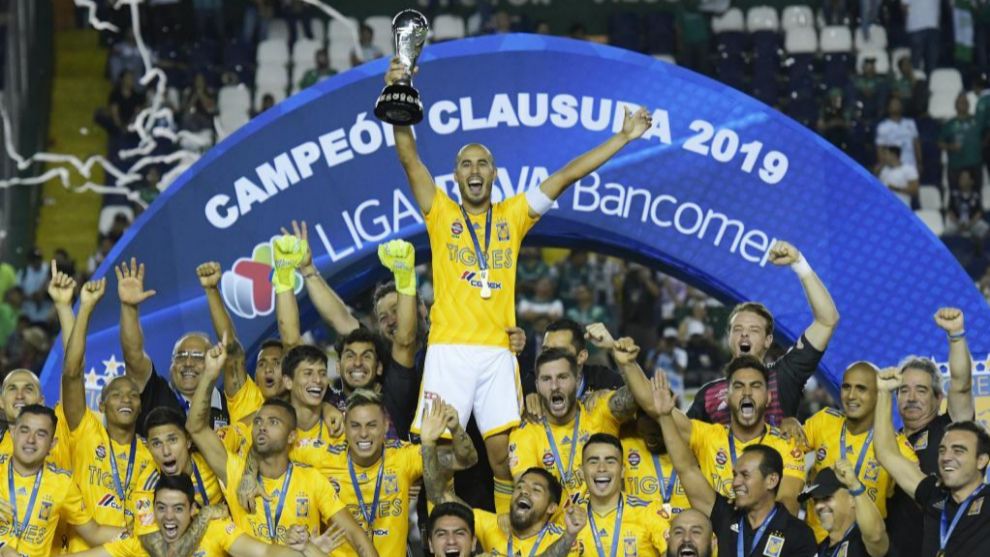 Los jugadores de Tigres celebran el Clausura 2019.