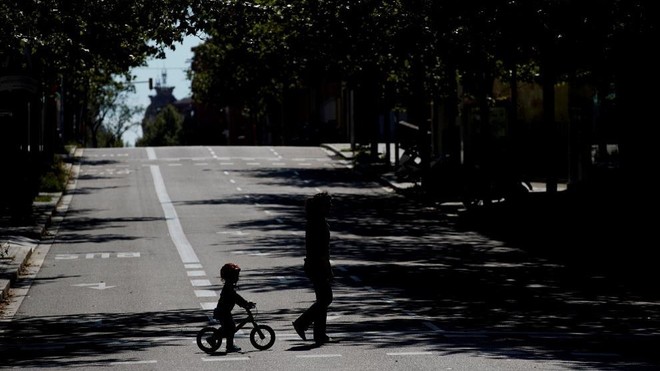 Un nio en bicicleta acompaa a su madre.