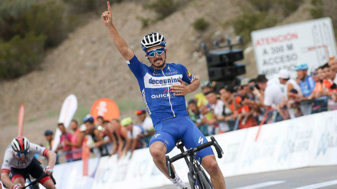 El ciclista francs Julian Alaphilippe celebra un triunfo en la...