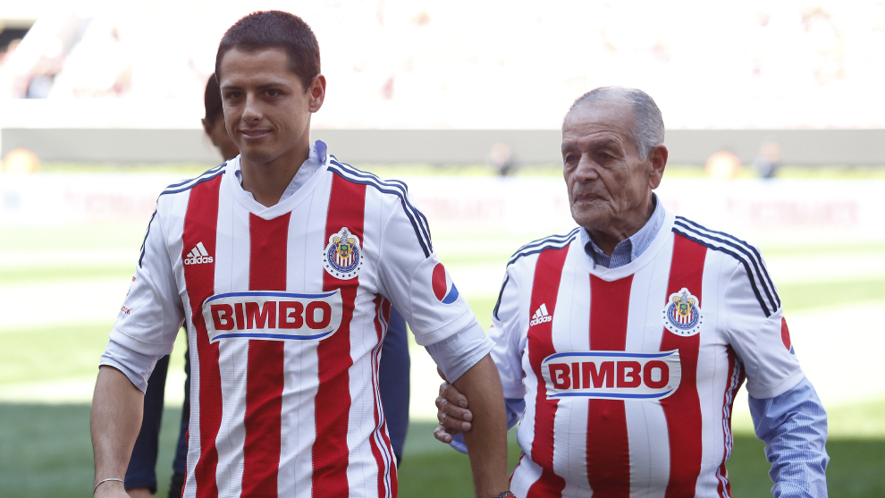 Javier Hernández y su abuelo Tomás Balcázar en el estadio de las...