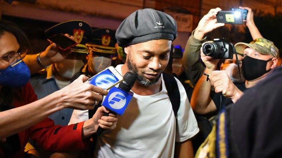 Ronaldinho, a su llegada al hotel donde cumple arresto domiciliario.