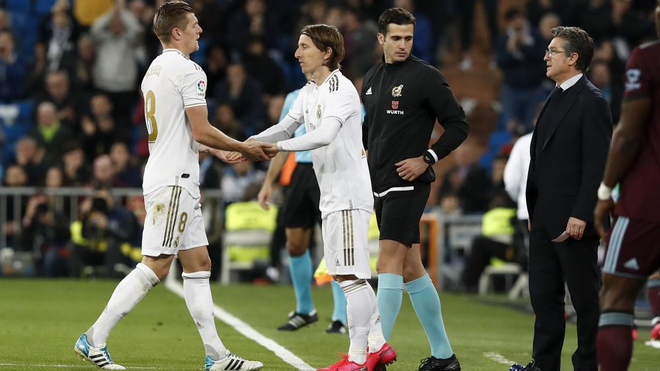 Modric sustituye a Toni Kroos durante un partido.