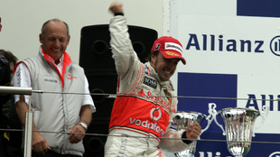 Alonso celebra un triunfo, con Dennis a su espalda.