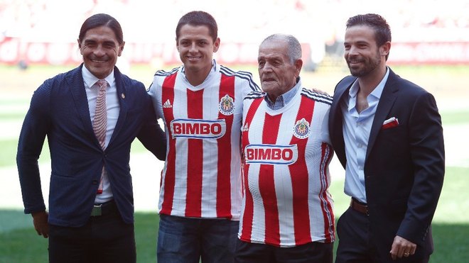 Chicharito junto a su abuelo, Paco Palencia y Rafael Puente del Río.