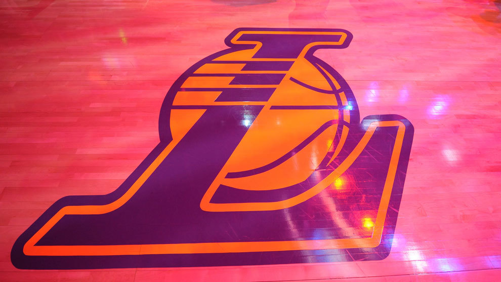 El escudo de los Lakers en las tablas del Staples Center