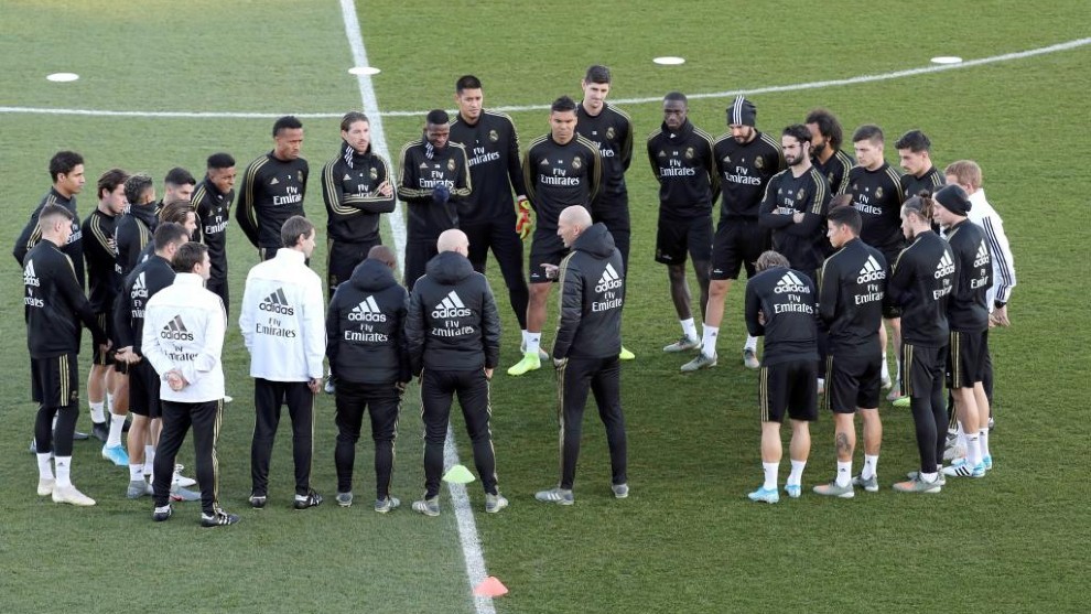 Zidane y sus jugadores en un entrenamiento en Valdebebas.