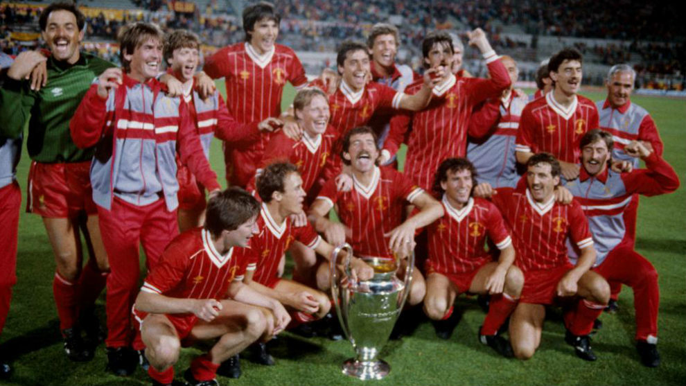 Los jugadores del Liverpool celebran la Copa de Europa, con Robinson de pie en el centro.
