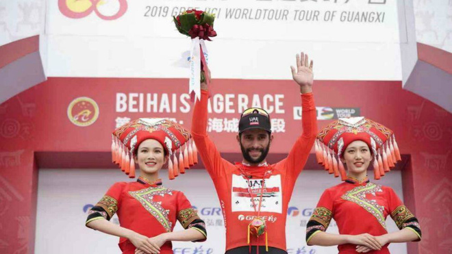 Fernando Gaviria celebra la victoria en el Tour de Guangxi.
