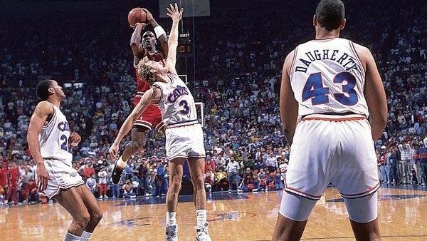 Michael Jordan lanza The shot tras superar la defensa de Craig Ehlo.