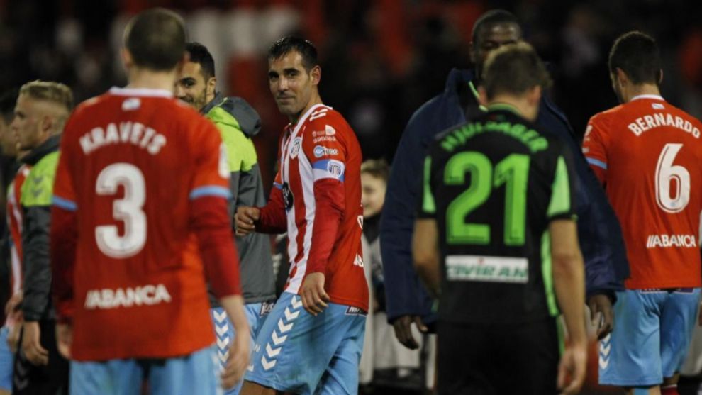 Carlos Pita, rodeado de compaeros y rivales tras un partido con el...