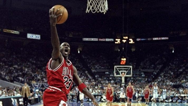 Michael Jordan hace una entrada a canasta en un partido de los Bulls.