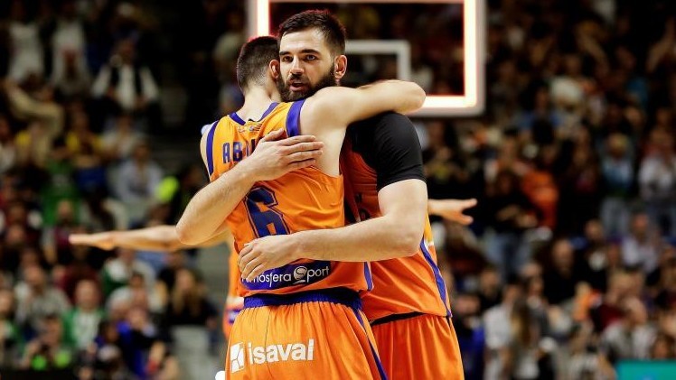 Dubljevic y Abalde se abrazan durante un encuentro del Valencia...