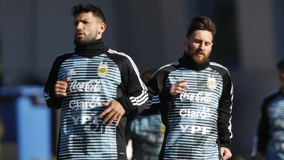 Agero y Messi, con Argentina.