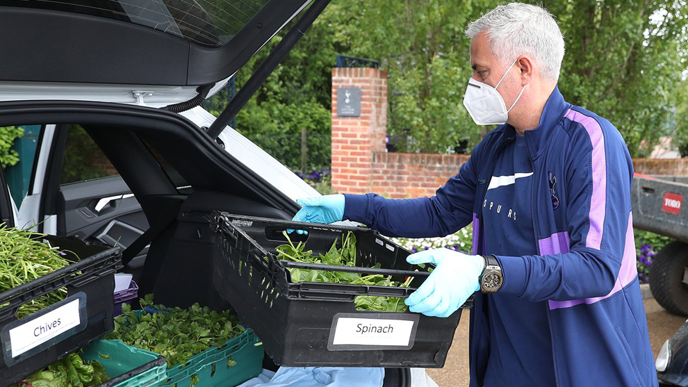 Jos Mourinho reparte verduras dentro de una accin solidaria del...