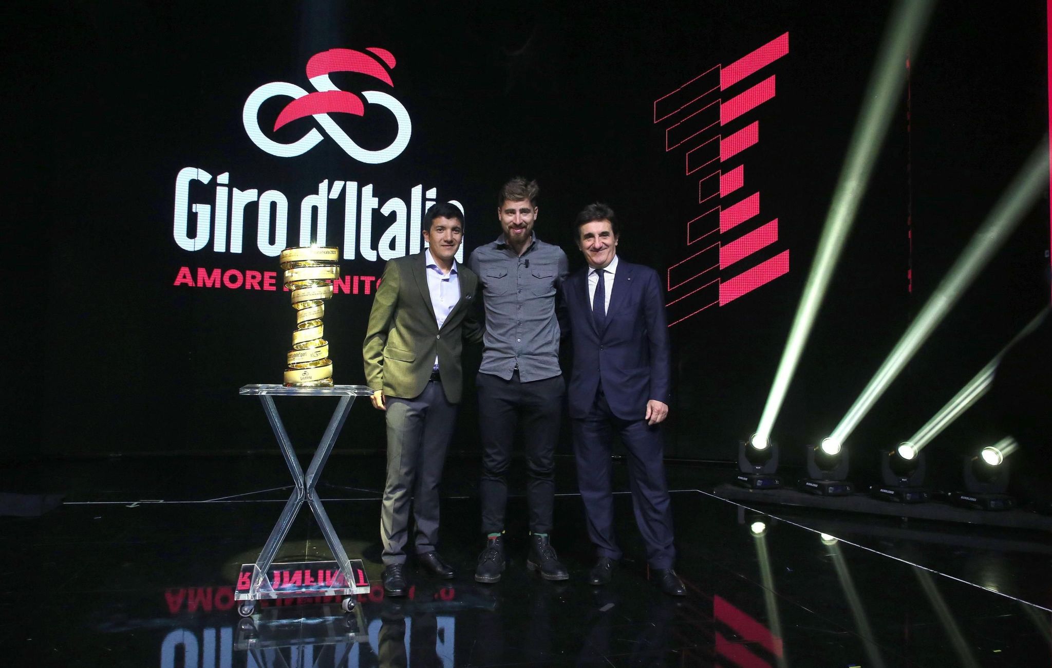 Milan (Italy), 24/10/2019.- (L-R) Ecuadorian rider Richard Carapaz, Slovak rider lt;HIT gt;Peter lt;/HIT gt; lt;HIT gt;Sagan lt;/HIT gt; and chairman of sport and media company RCS Urbano Cairo pose with the Giro dItalia trophy during the presentation of the 103rd edition of the Giro dItalia in Milan, Italy, 24 October 2019. The cycling tour will take place from 09 through 31 May 2020. (Ciclismo, Italia) EFE/EPA/MATTEO BAZZI