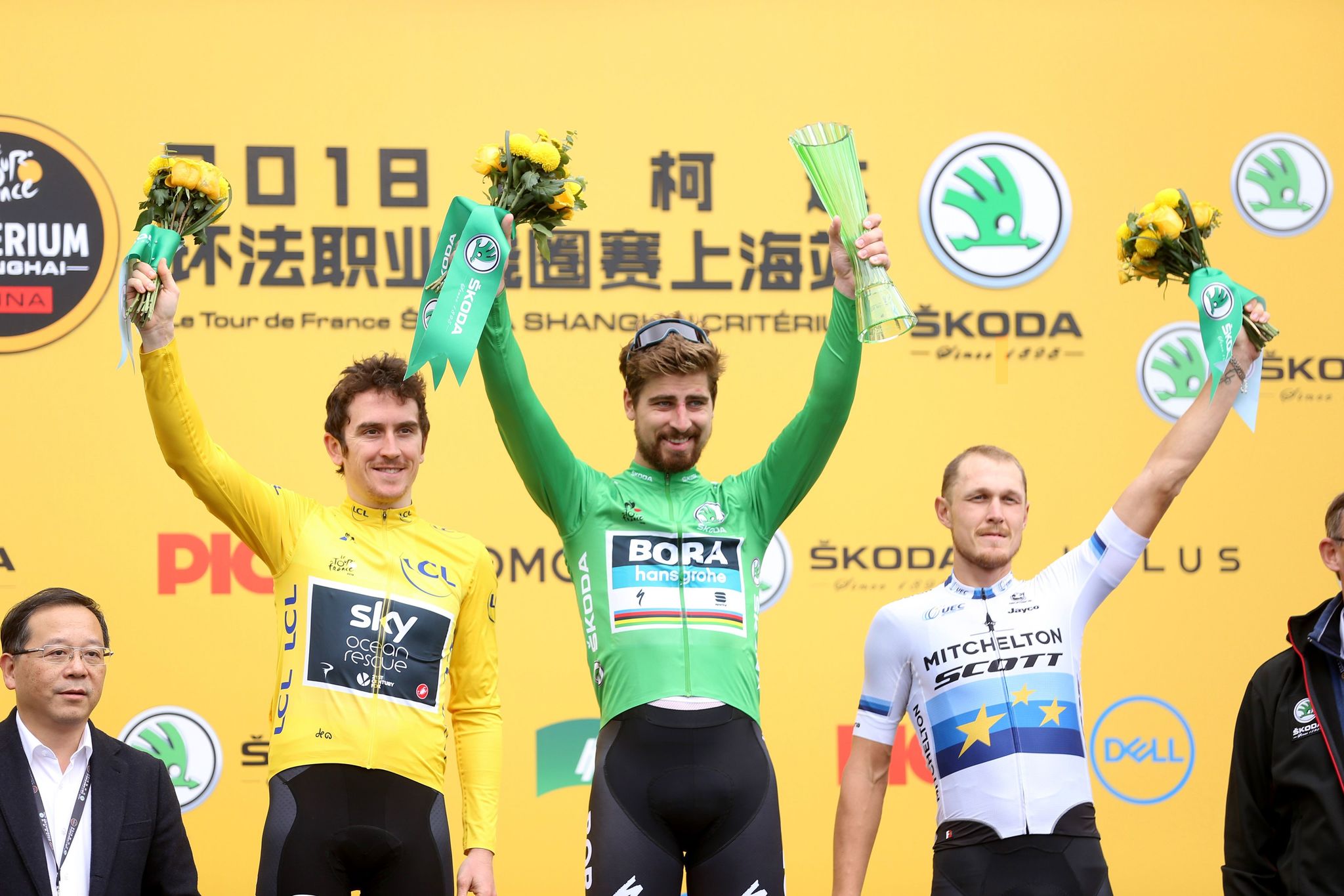 Slovakias Peter lt;HIT gt;Sagan lt;/HIT gt; celebrates winning the Tour de France Shanghai Criterium with third-placed Pierre-Roger Latour of France (R) and second-placed Geraint Thomas of Britain (L) in Shanghai on November 17, 2018. (Photo by STR / AFP) / China OUT