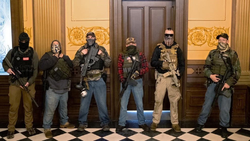 Manifestantes armados protestan en el Capitolio de Michigan contra el...