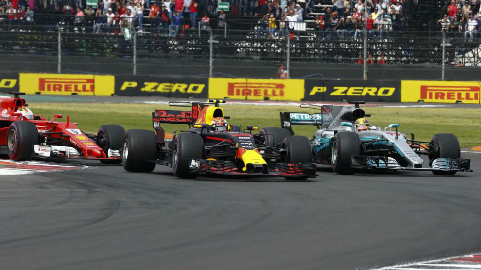 Verstappen, entre Vettel y Hamilton, en 2017.
