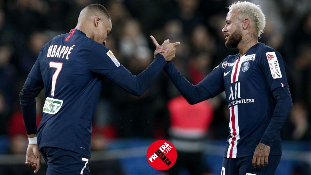 Mbapp y Neymar se saludan en un partido del PSG de esta temporada.
