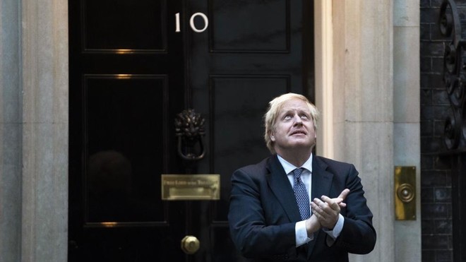 Boris Johnson mira al cielo.