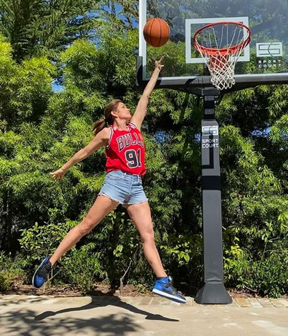 Баскетболом занимается 48 человек. Синди Монкиф баскетбол. Фотосессия в баскетбольном стиле. Девушка на баскетбольном кольце. Самые крупные баскетболистки.