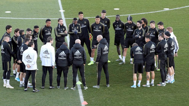 Zidane da instrucciones, durante una sesin de entrenamiento.