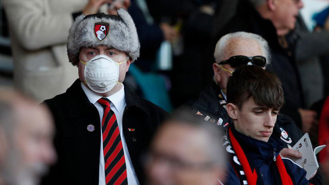 Aficionados del Bournemouth con mascarilla, durante un partido