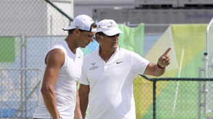 Toni Nadal, junto a Rafa, durante su etapa como entrenador.