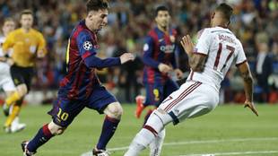 Messi regatea a Boateng en el partido de ida de la semifinal de la...
