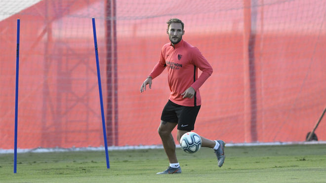 Gudelj, en un entrenamiento con el Sevilla.