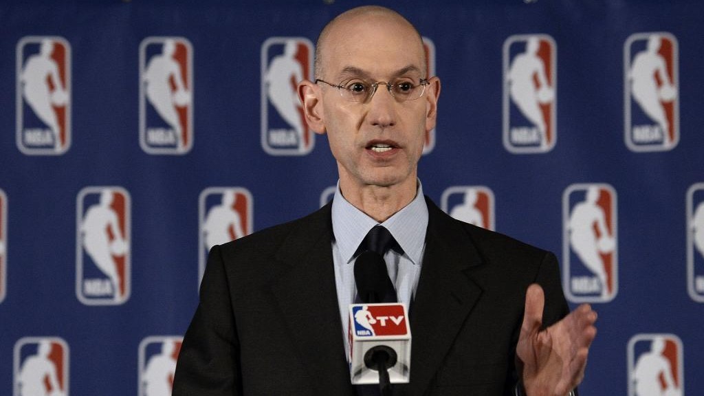 Adam Silver, comisionado de la NBA, comparece ante los medios.