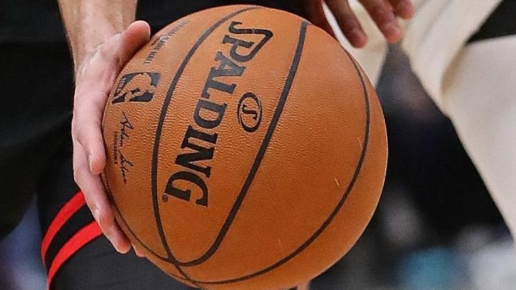 Un jugador de la NBA maneja un baln.