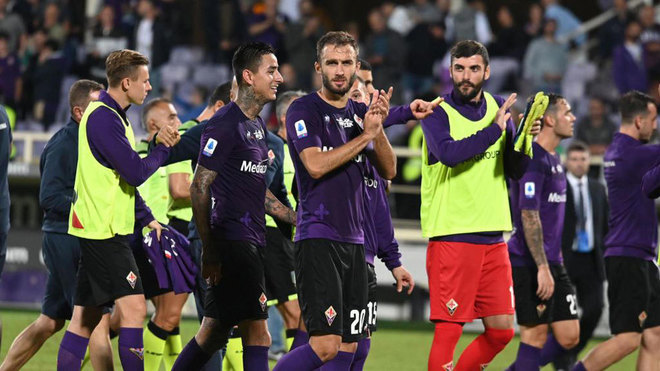 Los jugadores de la Fiorentina saludan tras un partido.