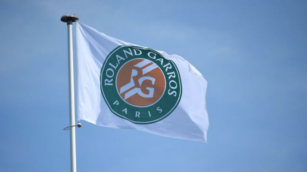 Una bandera con el escudo de Roland Garros