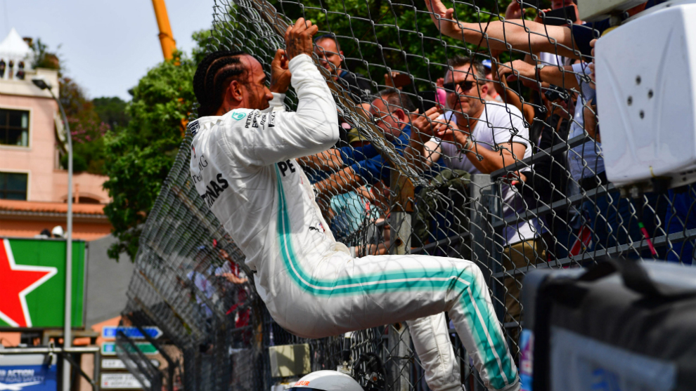 Hamilton celebra una pole en Mnaco con sus fans.