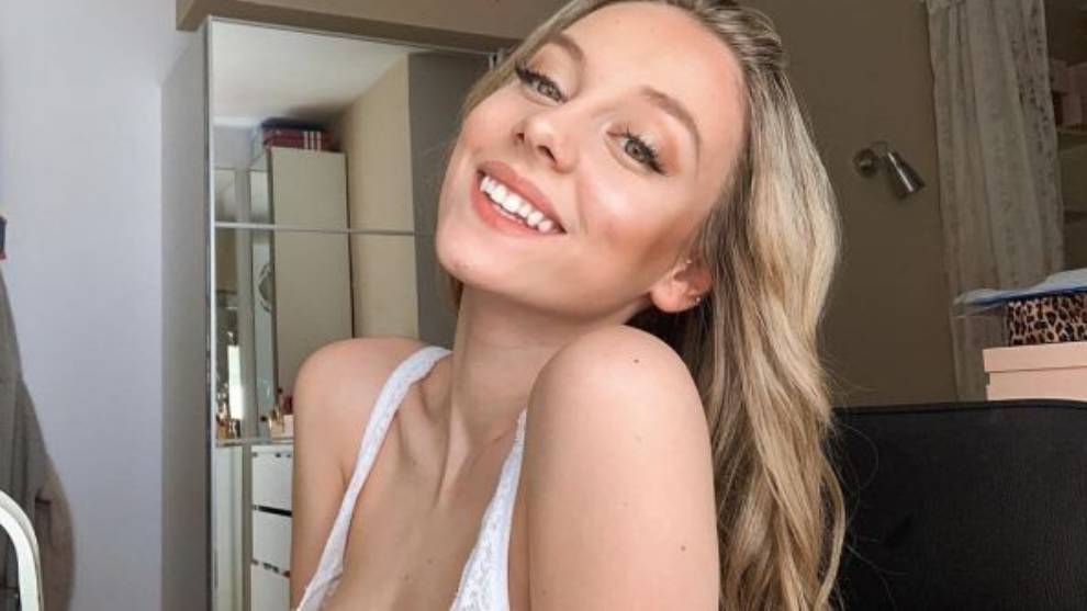 Ester Exposito's sensual pose at home causes social media to drool