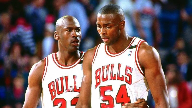 Michael Jordan habla con Horace Grant durante un encuentro de los...
