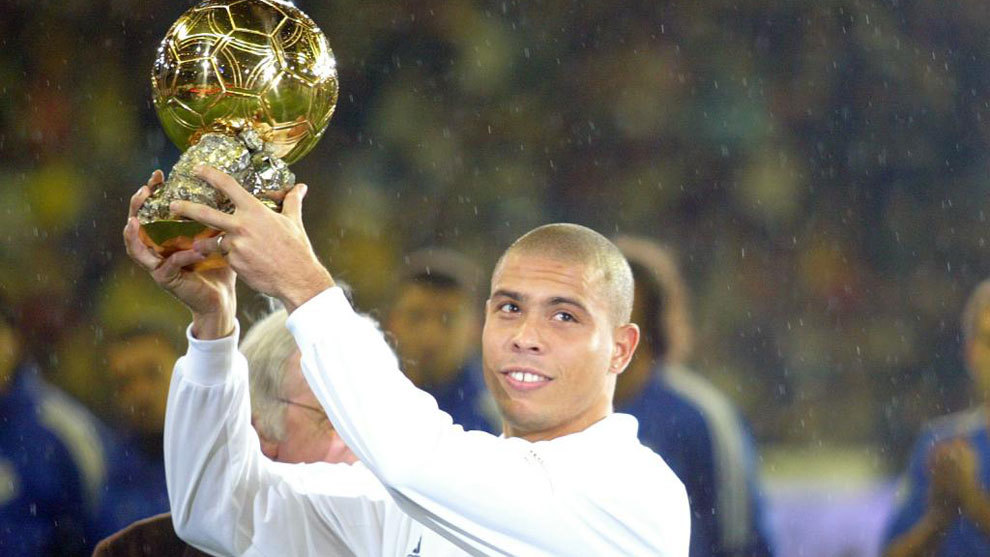 Ronaldo, con el Baln de Oro ganado en 2002