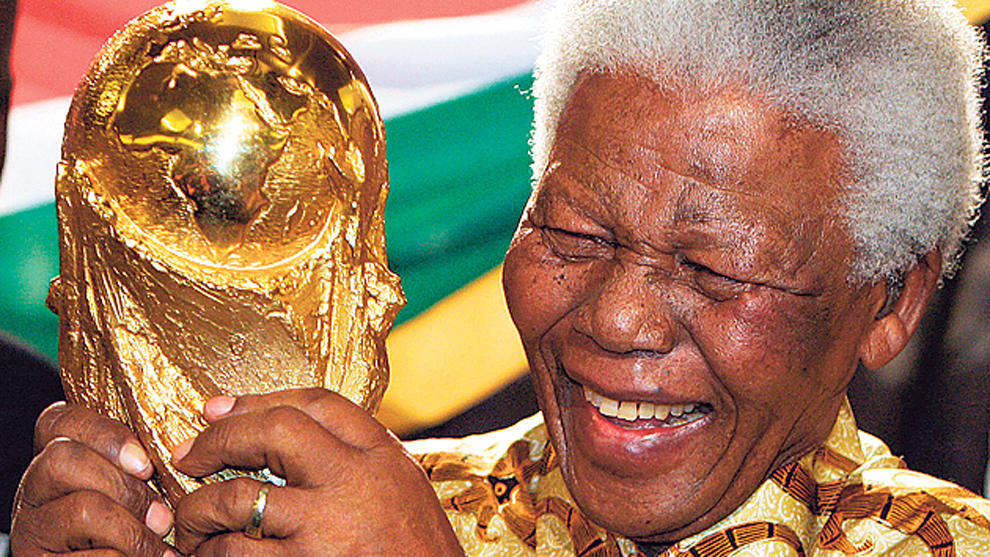 Nelson Mandela con la Copa del Mundo de ftbol en 2010