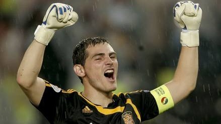 Casillas reflects on Euro 2008 through a MARCA photographer's photo
