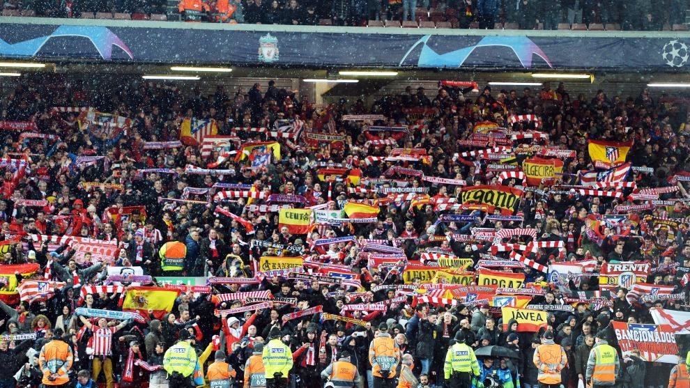 Morata celebra con los 3.000 rojiblancos el triunfo en Anfield.