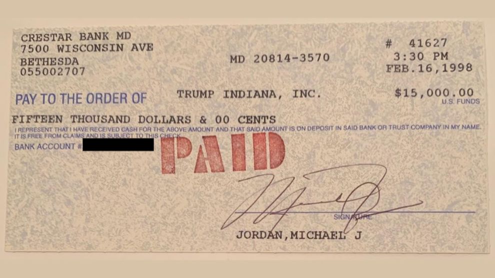 El cheque de 15.000 dlares firmado por Michael Jordan.
