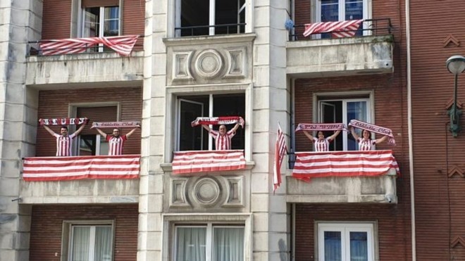 Los aficionados del Athletic y la Real salieron a los balcones el da...