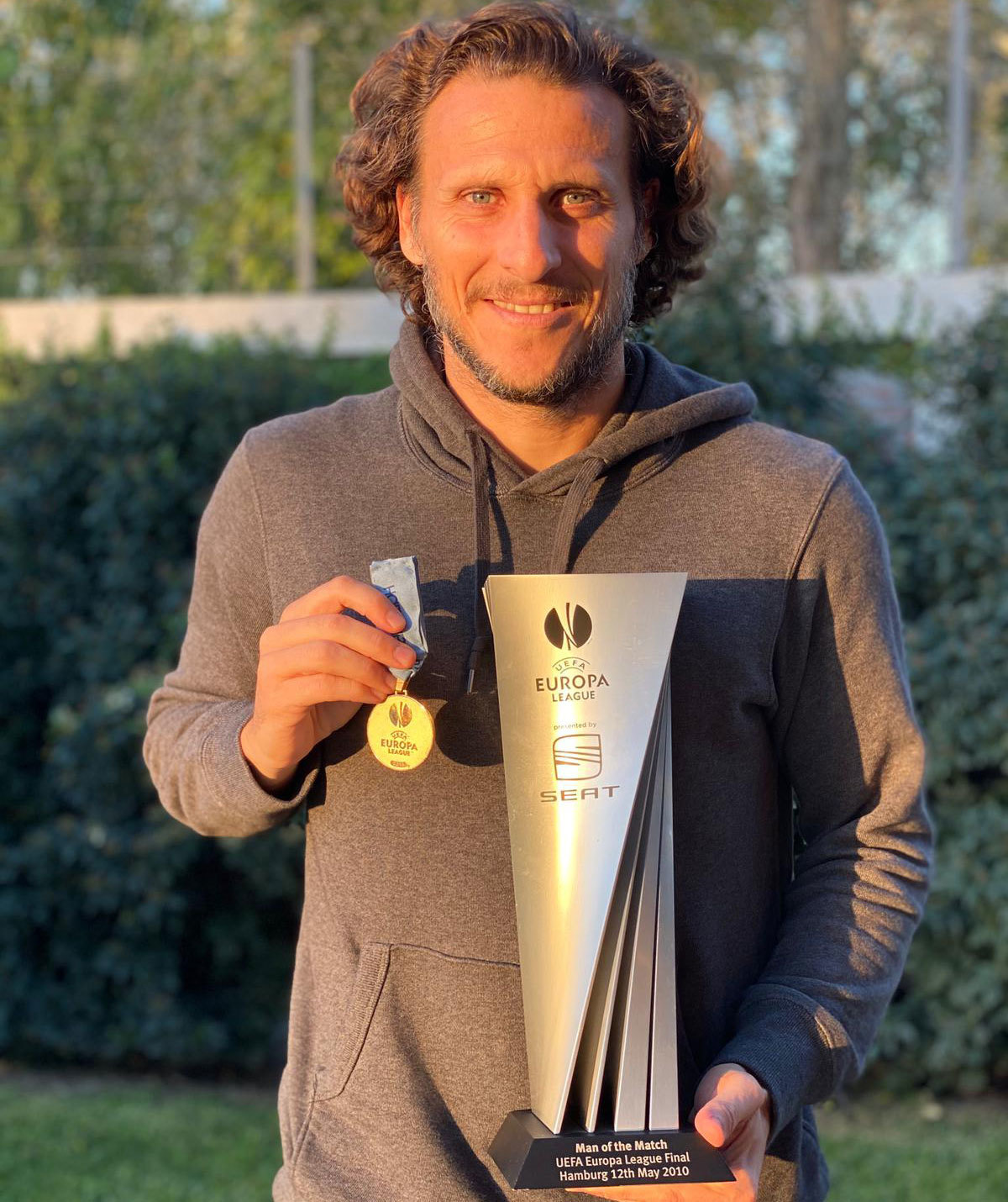 Forln posa en Montevideo con su trofeo de MVP y la medalla de la...
