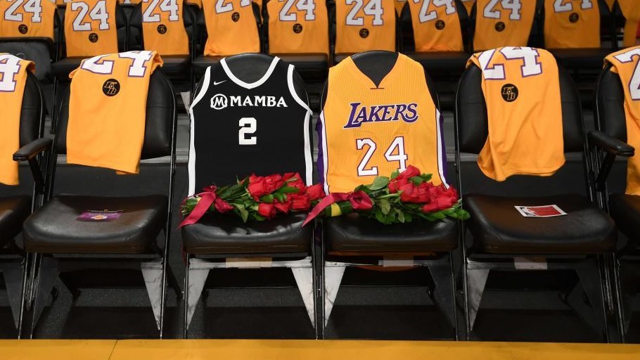 Las camisetas de Gigi y Kobe Bryant en un homenaje de los Lakers.