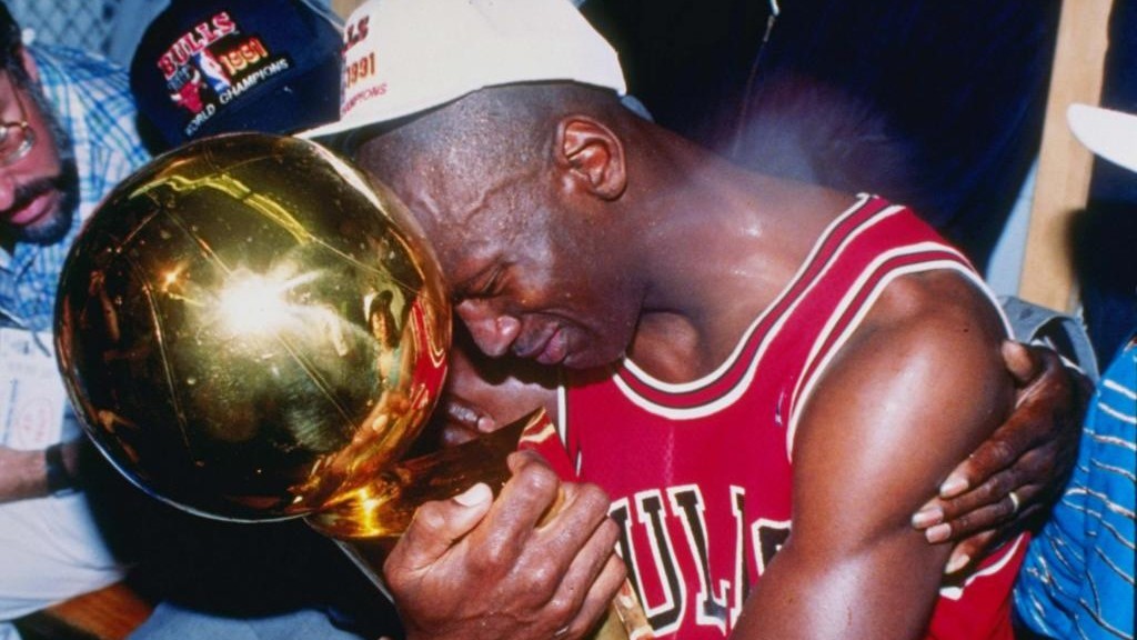 Michael Jordan, con el trofeo de ganador de la NBA de 1991.